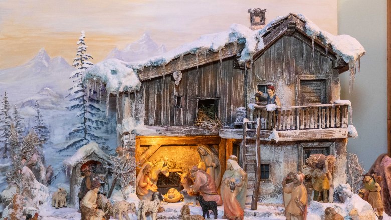 Krippe, © Krippenverein Weihnachtliche Krippenszene mit Figuren in einer verschneiten Landschaft.