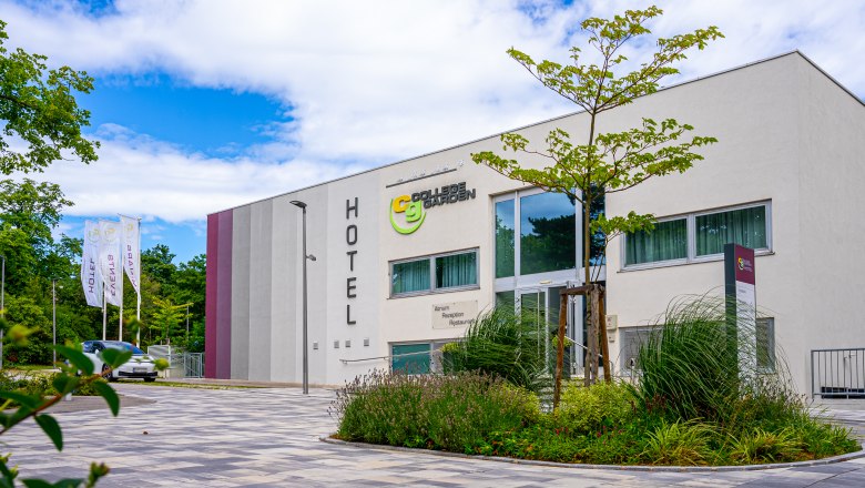 College Garden, © Seer Media Ltd. Außenansicht des College Garden Hotels mit moderner Architektur und Garten.
