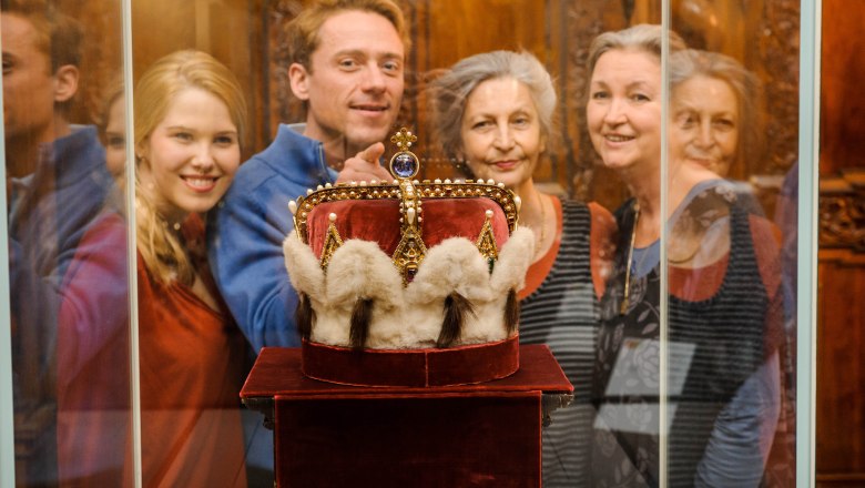 Besucherinnen und Besucher vor dem österr. Erzherzogshut, © Stift Klosterneuburg – Rita Newman Besucher betrachten den österreichischen Erzherzogshut hinter Glas.