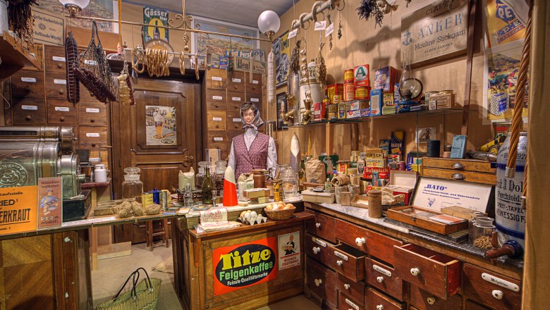 Museum Traiskirchen, © Museum Traiskirchen Foto Karl Maier Ein historischer Tante-Emma-Laden mit alten Produkten und einer Schaufensterpuppe.