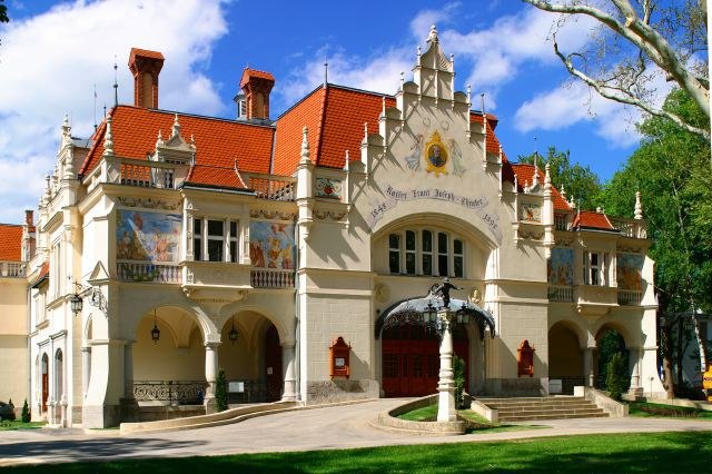 Historisches Geb&auml;ude mit rotem Dach und verzierten Fassaden.