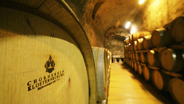 Weinkeller im Stift Klosterneuburg mit Holzf&auml;ssern.