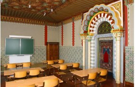 Ein klassenzimmer mit maurischem Dekor, bunten Fliesen und Holzm&ouml;beln.