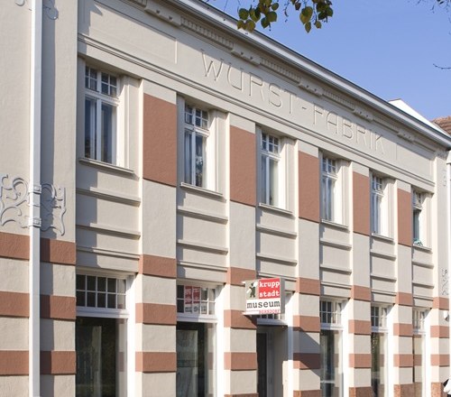 Historisches Geb&auml;ude mit der Aufschrift 'Wurst-Fabrik', jetzt ein Museum.